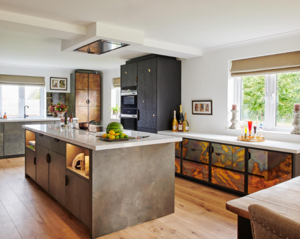 Dapur dengan lantai papan kayu yang hangat dan alami